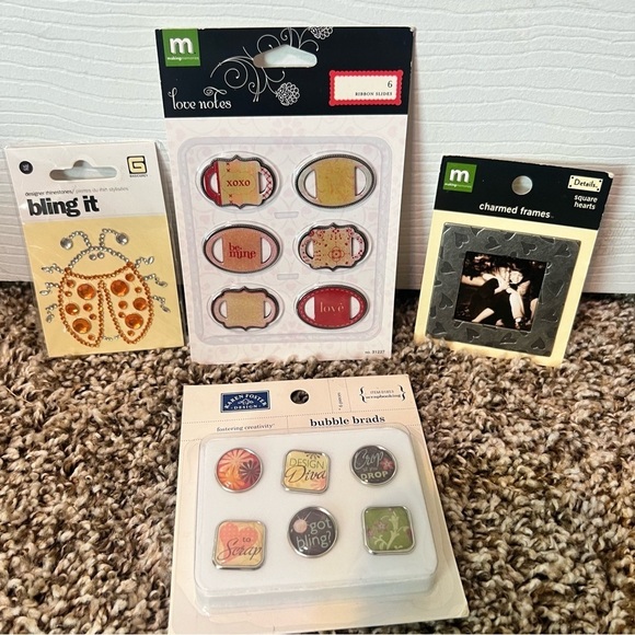 Scrapbook items Set of 4 embellishments - Picture 1 of 3
